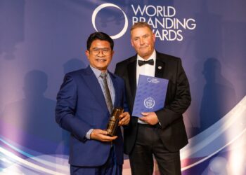 KETUA Pegawai Operasi Kumpulan (COO) Farm Fresh Berhad, Azmi Zainal bersama Pengerusi Global, World Branding Forum, Richard Rowles semasa sesi penganugerahan di Tower of London.