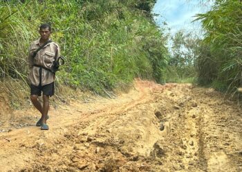 JALAN tanah di kawasan penempatan Orang Asli Pos Balar, Gua Musang, Kelantan rosak akibat hujan. – UTUSAN/AIMUNI TUAN LAH