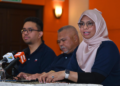 NURUL Hasanah Ahamed Hassain Malim (kanan) pada sidang media di Felda Residence Hotsprings, Sungkai, kelmarin. -UTUSAN/SYAKIR RADIN