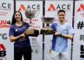 NG Eain Yow (kanan) bergambar bersama trofi Piala Skuasy Malaysia 2024 bersama juara acara perseorangan wanita, Amina Orfi pada perlawanan akhir di The Curve Damansara, hari ini. - UTUSAN/SHIDDIEQIIN ZON