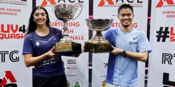 NG Eain Yow (kanan) bergambar bersama trofi Piala Skuasy Malaysia 2024 bersama juara acara perseorangan wanita, Amina Orfi pada perlawanan akhir di The Curve Damansara, hari ini. - UTUSAN/SHIDDIEQIIN ZON