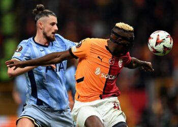 PENYERANG Galatasaray, Victor Osimhen (kanan) bersaing dengan pemain Spurs, Radu Dragusin dalam Liga Europa di Istandul pagi ini. - AFP