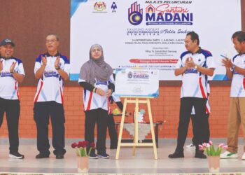 ZULEAH Darsong (tiga kiri) ketika merasmikan Program Santun Madani (Satu Pemimpin, Satu Kampung) di Dewan Semai Bakti, Felda Soeharto, Kuala Kubu Bharu, Selangor. – IHSAN/Jabatan Pembangunan Kemahiran