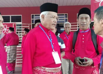 HAMZAH Zainudin berbual dengan  perwakilan pada Persidangan Bersatu Bahagian Larut di Sungai Bayor di  Selama hari ini. - UTUSAN/WAT KAMAL ABAS