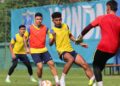 PEMAIN skuad Harimau Malaya sempat menjalani latihan di Bangkok, kelmarin sebelum berlepas ke Hyderabad, India untuk aksi persahabatan dengan pasukan kebangsaan negara itu. - IHSAN FAM