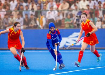 PEMAIN hoki wanita negara cuba melepasi asakan pemain China ketika kedua-dua pasukan itu bertemu dalam aksi separuh akhir Trofi Juara-Juara Asia (ACT) di Stadium Hoki Rajgir, India, hari ini. - Ihsan AHF