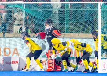 PEMAIN hoki wanita negara mempertahankan pintu gol ketika India melakukan pukulan sudut penalti dalam kempen kejohanan Trofi Juara-Juara Asia (ACT) di Stadium Hoki Rajgir, India hari ini. - Ihsan AHF