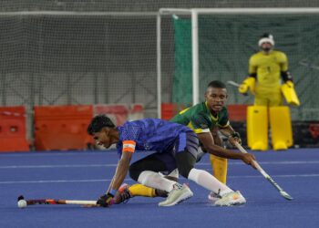 Pemain Afrika Selatan, Siwaphiwe Sithembu (kanan) terlepas bola kepada pemain Malaysia Tigers, Muhammad Safwan pada Kejohanan Piala Minarwan 2024 di Stadium Hoki Nasional Bukit Jalil, kelmain. - UTUSAN/FARIZ RUSADIO