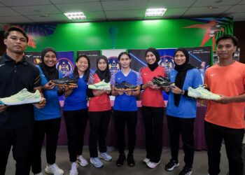 Skuad hoki wanita dan lelaki kebangsaan  pada majlis pelancaran 
jersi di Stadium Hoki Nasional, Bukit Jalil, semalam. - UTUSAN/M. FIRDAUS M. JOHARI