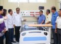 DR. DZULKEFLY Ahmad (empat dari kiri) dan Alexander Nanta Linggi (empat dari kanan) melawat kemudahan yang disediakan di Hospital Seri Iskandar pada majlis penyerahan projek hospital itu oleh Kementerian Kerja Raya kepada Kementerian Kesihatan Malaysia (KKM) dekat Parit hari ini.  - UTUSAN/MUHAMAD NAZREEN SYAH MUSTHAFA