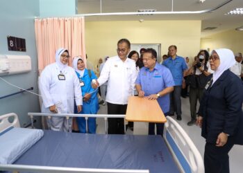 DR. DZULKEFLY Ahmad (dua dari kiri) dan Alexander Nanta Linggi melawat kemudahan yang disediakan di Hospital Seri Iskandar pada majlis penyerahan projek hospital itu oleh Kementerian Kerja Raya kepada Kementerian Kesihatan Malaysia (KKM) dekat Parit hari ini.  - UTUSAN/MUHAMAD NAZREEN SYAH MUSTHAFA