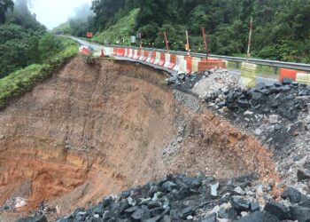 KEADAAN jalan alternatif yang rosak selepas berlaku hakisan di Kilometer 3, Jalan Kampung Besol ke Kampung Rantau Panjang, Hulu Dungun, sejak seminggu lalu.  - UTUSAN/NIK NUR IZZATUL HAZWANI NIK ADNAN