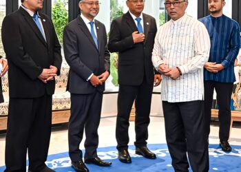 JASRI Jamaludin (dua dari kiri) bergambar kenangan bersama Sultan Pahang, Al-Sultan Abdullah Ri'ayatuddin Al-Mustafa Billah Shah yang berkenan menerima mengadap Ahli Dewan Undangan Negeri (ADUN) Pahang daripada Perikatan Nasional (PN) di Istana Abdulaziz di Kuantan, Pahang baru-baru ini.