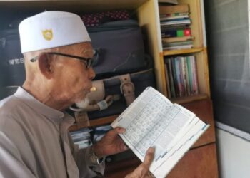 DALAM usia 87 tahun, Mohd. Umar @Kasman Mohamed Noor masih aktif mengadakan majlis ilmu dan pengajian agama di masjid dan surau di sekitar Bagan Datuk, Perak. – MINGGUAN/AIN SAFRE BIDIN