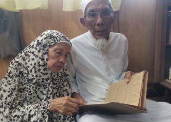 MOHAMED Sarif Mohamed Ihsan dan isterinya, Aminah Kiyai Abas, mengajar agama di rumah mereka. – MINGGUAN/AIN SAFRE BIDIN