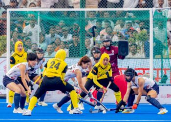 PEMAIN skuad hoki wanita negara cuba mengasak benteng pertahan Jepun ketika mereka bertemu dalam aksi penentuan tempat ketiga dan keempat Trofi Juara-Juara Asia (ACT) di Stadium Hoki Rajgir, India, hari ini. - Ihsan AHF