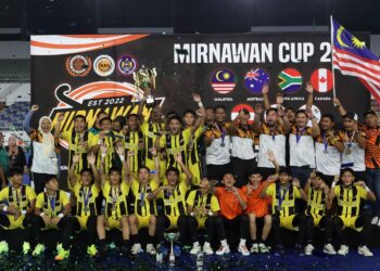 SKUAD Malaysia Tigers menjulang trofi Piala Mirnawan 2024 selepas menewaskan Korea Selatan 3-2 dalam perlawanan akhir di Stadium Hoki Nasional Bukit Jalil, kelmarin. - UTUSAN/AMIR KHALID