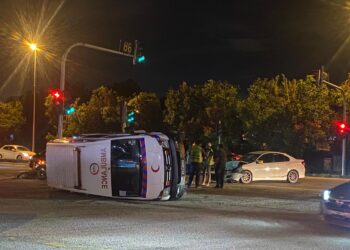 Sebuah ambulans terbalik selepas terbabit dalam kemalangan jalan raya dengan sebuah kereta  di Jalan Lebuh Hi Tech, simpang tiga lampu isyarat Hospital Kulim, Kedah, semalam.