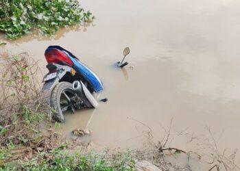 MOTOSIKAL mangsa ditemui dalam Sungai Pendang di Kampung Alor Binjai, Tajar di Alor Setar.