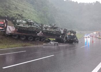 Keadaan treler ATM yang terbabas ketika mengangkut dua buah perisai  di Kilometer (KM) 35.2 Lebuhraya Kuala Lumpur - Karak dari arah Genting Sempah ke Gombak.