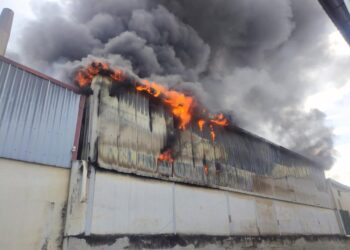 Kilang memproses makanan yang terbakar di Semenyih pagi tadi. Foto ihsan JBPM Selangor.