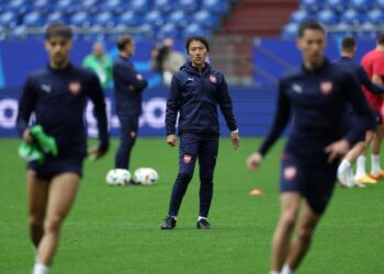 Katsuhito Kinoshi (tengah) ketika mengendalikan skuad Serbia dalam Liga Negara-Negara UEFA, Jun lalu. - AFP