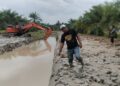 SEORANG penduduk menunjukkan lokasi seorang kanak-kanak ditemukan lemas dalam parit di Matang Jelutong di Bagan Serai hari ini. - UTUSAN/WAT KAMAL ABAS