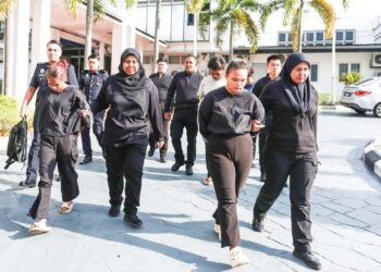 Empat penculik termasuk tiga remaja tiba di Mahkamah Majistret Klang bagi pertuduhan menculik budak perempuan 12 tahun. – utusan/AFIQ RAZALI