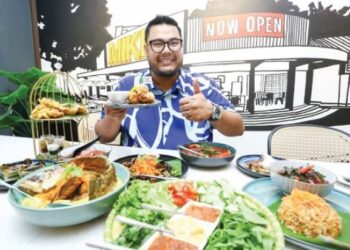 MUHAMMAD Rasydan Zakaria bersama kepelbagaian menu masyarakat, kaum dan negeri di Restoran Miker Signature.