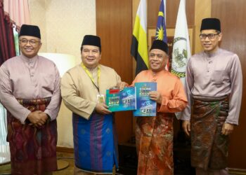 SAARANI Mohamad (dua dari kanan) menunjukkan buku Belanjawan Perak 2025 sebelum membentangkannya pada sidang dewan negeri Perak semalam. – UTUSAN/MUHAMAD NAZREEN SYAH MUSTHAFA