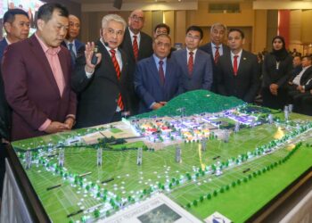 MENTERI Besar Perak, Datuk Seri Saarani Mohamad (tengah) mendengar taklimat mengenai kawasan perindustrian Taman Teknologi Silver Valley (SVTP) di Ipoh pada Januari lalu. – UTUSAN/MUHAMAD NAZREEN SYAH MUSTHAFA