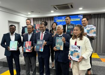 SYED Hussain Syed Husman (tengah depan) dan Pengarah Eksekutif MEF, Datuk Shamsuddin Bardan (dua dari kiri) semasa pelancaran penerbitan tahunan MEF 2024 di sini, semalam.