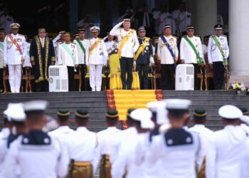 SULTAN Nazrin Muizzuddin Shah membalas tabik hormat kepada perbarisan kawalan kehormat PDRM 
pada majlis sambutan Hari Pahlawan 2024 peringkat negeri Perak di Dataran Bangunan Perak Darul Ridzuan 
di Ipoh. – UTUSAN/MUHAMAD NAZREEN SYAH MUSTHAFA