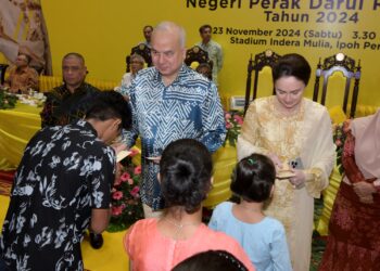 SULTAN Nazrin Muizzuddin Shah dan Tuanku Zara Salim menyampaikan sumbangan kepada anak yatim pada Majlis Sambutan Deepavali Peringkat Negeri Perak di Stadium Indera Mulia, Ipoh hari ini. - UTUSAN/ZULFACHRI ZULKIFLI