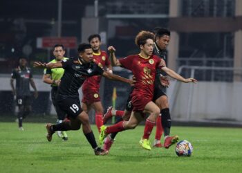 PEMAIN tengah Negeri Sembilan FC, Takumi Sasaki cuba melepasi pemain PDRM FC ketika kedua-dua pasukan itu bertemu dalam aksi timbal balik pusingan 16 Piala Malaysia di Stadium Majlis Perbandaran Selayang, hari ini.