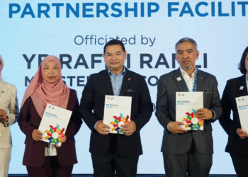 RAFIZI Ramli (tengah) menunjukkan buku panduan bagi Perkhidmatan dan Peralatan Minyak dan Gas (OGSE) pada majlis pelancaran Pelan Tindakan OGSE Kebangsaan 2021-2030 di Pusat Konvensyen Sime Darby Bukit Kiara di sini hari ini.-UTUSAN/FAUZI BAHARUDIN