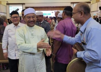 MOHD. Amar Nik Abdullah (kiri) mengiringi Menteri Besar Kelantan, Datuk Mohd. Nassuruddin Daud (dua dari kiri) pada Majlis Perasmian Sambutan Hari Hududullah Peringkat Negeri Kelantan 1446H/2024M di Kompleks Islam Jubli Perak Sultan Ismail Petra, Panji, Kota Bharu, Kelantan hari ini. - UTUSAN/MUSTAQIM MOHAMED