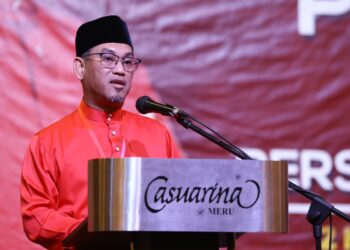 AHMAD Faizal Azumu berucap pada Persidangan Tahunan Bersatu Bahagian Tambun 2024 di Ipoh semalam. - UTUSAN/MUHAMAD NAZREEN SYAH MUSTHAFA