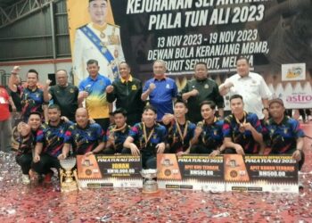 BARISAN pemain Perak yang muncul juara acara beregu Kejohanan Sepak Takraw Piala Tun Ali 2023 di Dewan Bola Keranjang MBMB, Bukit Serindit, Melaka. - UTUSAN/AMRAN MULUP