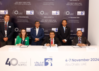 BACHO Pilong (belakang, dua dari kiri) bersama para penandatangan dan wakil dari Velesto Velesto dan NOV semasa majlis menandatangani MoU ADIPEC 2024 di Abu Dhabi.