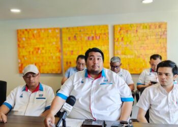 RAZEEF Rakimin (tengah) semasa sidang akhbar PRK di Kota Kinabalu hari ini,