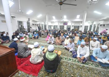 KADI Daerah Kuantan, Syarifuddin Mohamad Sa'ad (dua dari kiri) menyampaikan tazkirah selepas solat subuh pada program” Subuh macam Raya” di Masjid Imam Ash-Shafie KotaSAS (MIASK) di Kuantan, Pahang. - UTUSAN/SHAIKH AHMAD RAZIF