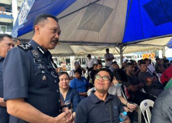 PENGARAH JSPT Bukit Aman, Datuk Seri Mohd Yusri Hassan Basri beramah mesra dengan orang ramai yang hadir bagi Program Tawaran Semakan dan Bayaran Saman sehingga 50 peratus JSPTKL di Balai Polis Trafik Tun HS Lee hari ini.