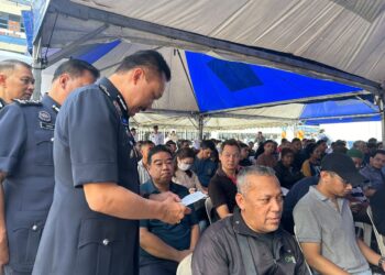 PENGARAH JSPT Bukit Aman, Datuk Seri Mohd Yusri Hassan Basri beramah mesra dengan orang ramai yang hadir bagi Program Tawaran Semakan dan Bayaran Saman sehingga 50 peratus JSPTKL di Balai Polis Trafik Tun HS Lee hari ini.