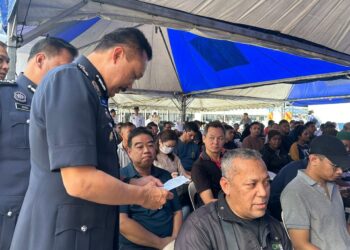 PENGARAH JSPT Bukit Aman, Datuk Seri Mohd Yusri Hassan Basri beramah mesra dengan orang ramai yang hadir bagi Program Tawaran Semakan dan Bayaran Saman sehingga 50 peratus JSPTKL di Balai Polis Trafik Tun HS Lee hari ini.