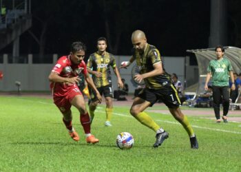 PEMAIN Perak FC, Clayton Da Silveira Da Silva (kanan) cuba melepasi asakan pemain Kelantan Darul Naim FC, Jasmir Mehat pada perlawanan Piala Malaysia di Stadium Majlis Perbandaran Manjung. - UTUSAN/ZULFACHRI ZULKIFLI