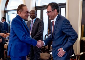 ANWAR Ibrahim bersalaman dengan Karan Bhatia ketika mesyuarat bersama delegasi sempena Sidang Kemuncak Kerjasama Ekonomi Asia Pasifik (APEC) di Lima, Peru. – PEJABAT PERDANA MENTERI