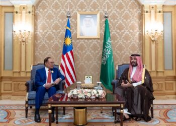 ANWAR Ibrahim (kiri) ketika pertemuan bersama Mohammed Salman Abdulaziz Al-Saud (kanan).