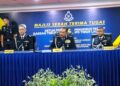 HAMZAH Ahmad (tengah) hadir menyaksikan majlis serah terima tugas Ketua Polis Daerah Timur Laut antara Asisten Komisioner Abdul Rozak Muhammad (kanan) dan Superintenden Lee Swee Sake (kiri) di IPD Timur Laut, George Town, Pulau Pinang, hari ini.