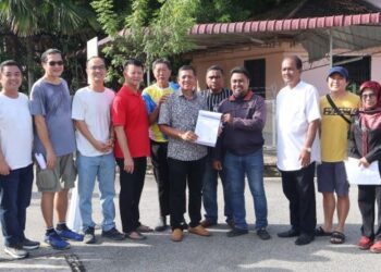 SEBAHAGIAN daripada penduduk setempat melakukan bantahan secara aman terhadap rancangan pembinaan asrama warga asing 32 tingkat di Juru, Bukit Mertajam, Pulau Pinang. – UTUSAN/IQBAL HAMDAN